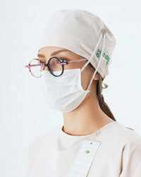 Bej Pratik Düğmeli Cerrahi Bone - Maske Dostu Medikal Bone